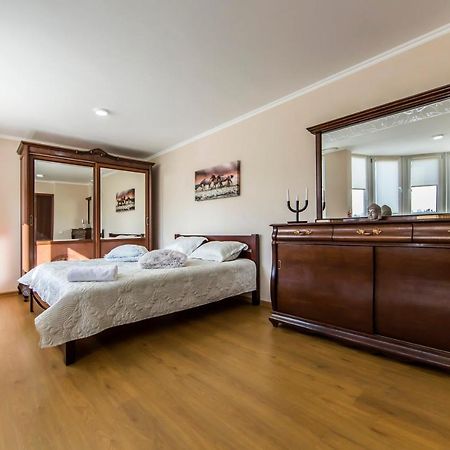 Super Comfort Flat For You Near The Metro. 基輔 外观 照片