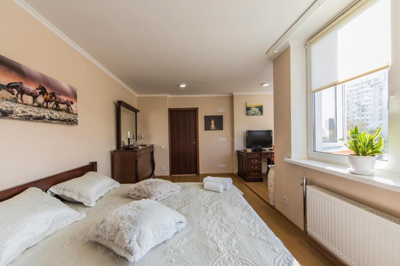 Super Comfort Flat For You Near The Metro. 基輔 外观 照片