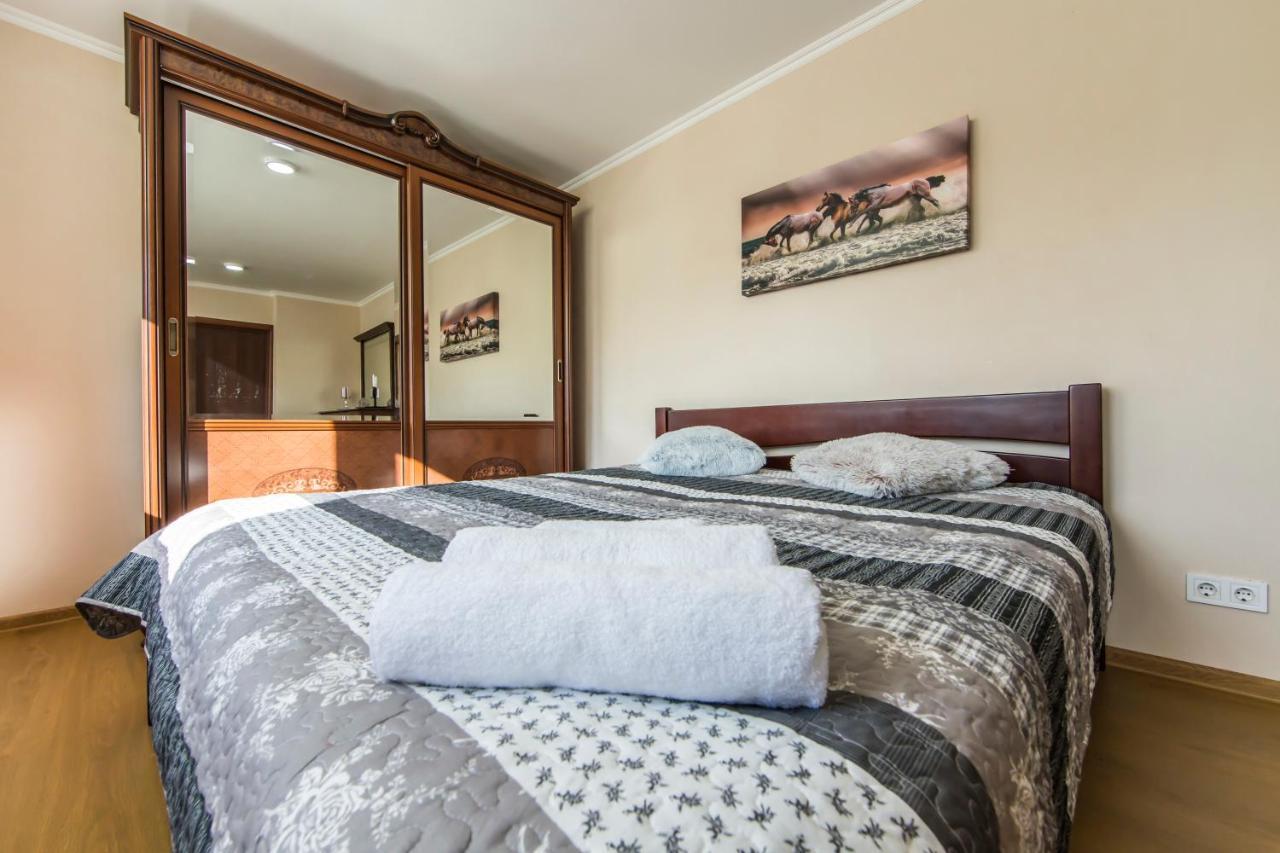 Super Comfort Flat For You Near The Metro. 基輔 外观 照片