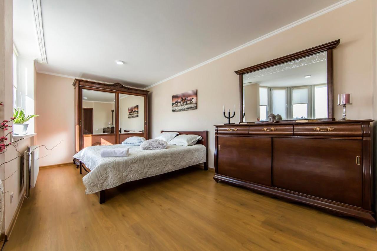 Super Comfort Flat For You Near The Metro. 基輔 外观 照片